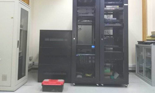 <b>機架式UPS導軌安裝和塔式安裝有什麽不同?</b>