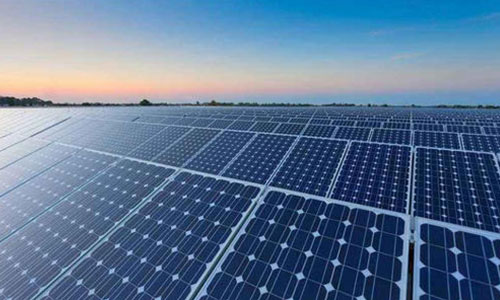 <b>光伏發電產業與新能源香蕉短视频官网池產業的劃時代碰撞</b>